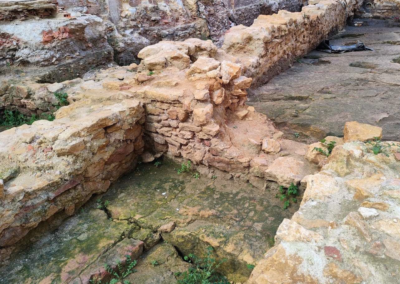 Imagen secundaria 1 - Las excavaciones revelan muros maestros de las antiguas cocheras de Velarde asentados sobre construcciones modernas y medievales. 